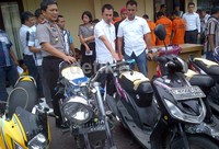Dari mereka berhasil disita lima unit sepeda motor dan sepotong balok kayu.