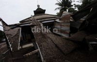 Sebagian atap musala ambruk.
