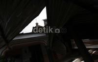 Musala ini mengalami kerusakan akibat terkena abu vulkanik Gunung Kelud.