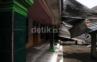 Hingga kini abu dan pasir yang dimuntahkan Gunung Kelud belum dibersihkan.