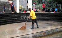 Para pegawai di lingkungan Kampus UGM melakukan aksi bersih-bersih saat masuk pertama kali pada hari Senin (17/2/2014).