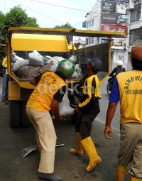     Pegawai Kimpraswil Kota Yogyakarta mengangkut kantong plastik berisi abu Kelud yang dikumpulkan warga di sepanjang Jalan di Kota Yogyakarta.