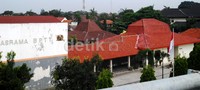 Atap gedung BPTT PT KAI tampak bersih setelah pada hari Minggu malam diguyur hujan deras.