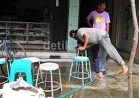 Warga membersihkan perabotan rumah yang masih dipenuhi abu kelud.