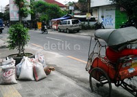 Suasana jalanan Kota Yogyakarta yang sudah tidak dipenuhi abu Kelud setelah diguyur hujan deras semalam.