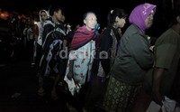 Warga mengantre di posko penyaluran bantuan di Ngantan, Malang, Jawa Timur, Minggu (16/02/2014) malam