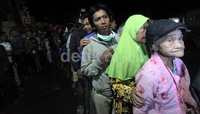 Seorang nenek ikut mengantre bantuan.