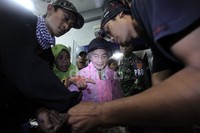 Satu persatu warga korban letusan Gunung Kelud menerima bantuan.