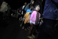 Anak-anak juga ikut mengantre bantuan.