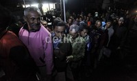 Posko penyaluran bantuan ini membagikan kebutuhan sehari-hari seperti pakaian dan bahan makanan.