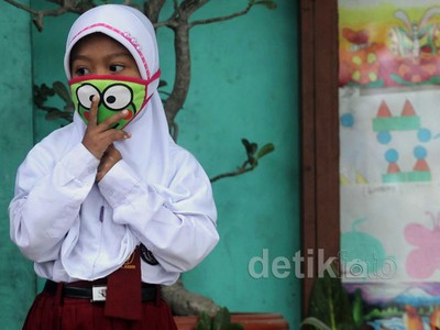 Siswa Bermasker Korban Gunung Kelud