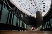 Bagian atas gedung terdapat bendera berbagai negara di dunia yang telah membantu Aceh saat Tsunami, Museum ini dibangun oleh BRR NAD-NIAS yang didesain oleh M. Ridwan Kamil.