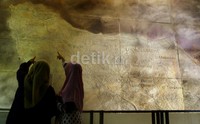 Di pintu masuk museum terdapat peta Aceh berukuran besar.