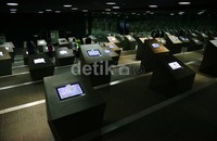 Puluhan standing screen menyajikan foto-foto pasca tsunami.