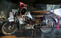 Di museum ini juga diperlihatkan benda-benda yang terkena dampak Tsunami.