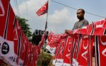 Meraup Rejeki di Sablon Bendera Partai