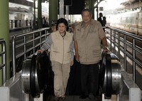 Presiden SBY yang didampingi Ibu Ani berangkat dari di Stasiun Gambir. (Setpres).