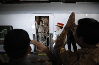 Presiden SBY menyapa calon penumpang di Stasiun Tugu Yogyakarta. (Setpres).
