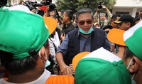 Sambil menyalami para pengungsi, SBY terus berjalan menuju ke ruang kesehatan pengungsian. Disana presiden ke 6 ini menyempatkan berbincang dengan pengungsi yang memeriksakan kesehatannya.