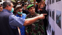 SBY yang didampingi Gubernur Jatim Soekarwo melanjutkan kunjungannya dengan mengunjungi tenda yang terdapat foto kerusakan rumah warga yang rusak terkana abu vulkanik Gunung Kelud. Dalam paparan yang juga diikuti warga pemilik rumah, SBY berjanji akan segera memperbaiki.