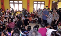 SBY menyapa para pengungsi.