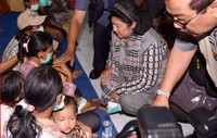 Usai menyapa pengungsi di Masjid Agung An Nur Pare, Kediri, SBY bersama rombongan termasuk beberapa menteri diantaranya, Menteri Kesehatan dan Menteri Pendidikan M Nuh langsung bertolak dan melanjutkan kunjungannya ke pos pengungsian di Lapangan Wates, Kecamatan Wates Kediri.
