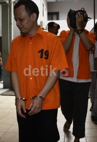 Iswahyudi mengatakan dirinya pernah bergabung dengan FPI pada tahun 2008. Selain itu dia juga mengatakan terdakwa Irul bisa merakit senjata dan pernah tergabung dalam organisasi MMI (Majelis Mujahidin Indonesia). Lamhot Aritonang/detikFoto.     