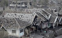 Atap rumah warga banyak yang berlubang setelah terkena abu vulkanik letusan Gunung Kelud.