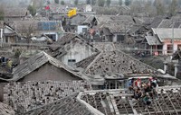 Terlihat para warga yang sedang membenahi atap rumah mereka yang berlubang akibat abu vulkanik.
