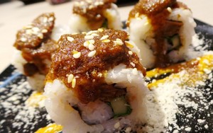 Suntiang: Saat Rendang Daging Berkolaborasi Dalam Gulungan Sushi