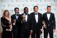Produser Dede Gardner, Anthony Katagas, sutradara Steve McQueen, produser Jeremy Kleiner, dan Brad Pitt mewakili film '12 Years a Slave' sukses dinobatkan sebagai Best Film. Anthony Harvey/Getty Images.