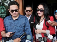 Farhat Abbas tak sendiri saat hadir di sidang cerai perdananya dengan Nia Daniati. Ia tampak didampingi dengan jubir cantiknya, Regina. (dok. detikHOT)