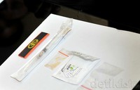 Barang bukti berupa daun ganja kering seberat 15,7 gram, lalu heroin 1,50 gram ditemukan dalam mobil Roger. Noel/detikHOT.