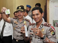 Polisi juga menemukan tas kulit warna coklat kecil satu bungkus daun ganja dikemas dalam plastik warna putih bertuliskan GOOD SH*T dan satu bungkus paper. Noel/detikHOT.