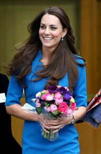 Istri Pangeran William itu nampak cantik berseri membawa sebuket bunga. Chris Jackson/Getty Images.