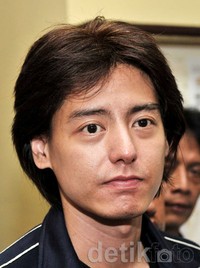 Roger Danuarta akhirnya muncul di depan awak media di Polsek Pulo Gadung, Jakarta Timur, Senin (17/2/2014). Noel/detikHOT.