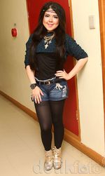 Gaya Tina Toonita dengan Hot Pants