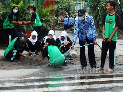 Pelajar Bersih-bersih Abu Kelud