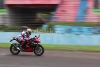 Setelah sekian lama malang melintang di kancah otomotif Indonesia, motor sport dua tak Kawasaki Ninja RR akhirnya akan segera pensiun. Kawasaki mengatakan Ninja Mono akan menjadi penerusnya.