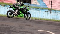 Motor yang akan dilepas di sekitar angka Rp 40 jutaan ini akan memiliki 4 warna pilihan yakni hijau, merah, putih dan kuning dan akan diproduksi secara CKD di pabrik baru Kawasaki di Indonesia.