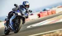 Untuk 2014, R125 baru ini menerima garpu upside-down anyar, revisi di sistem bahan bakar injeksi, intake udara depan dan desain fairing yang terinspirasi pada R6. (dok Yamaha).
