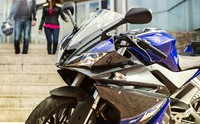 Seperti R6, R125 juga memiliki corong asupan udara di antara lampu kembarnya. (dok Yamaha).