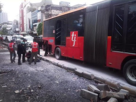 TransJ Gandeng yang Berasap di Jl Gajah Mada karena Kerusakan Turbo