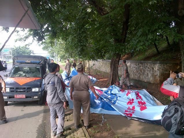 12 Ribu Atribut Kampanye Caleg Nakal dicopot Satpol PP Jaktim