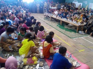Di GOR Ganesha, SBY Makan Nasi Bungkus Bareng Pengungsi Kelud