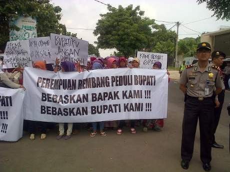 Sidang Perdana Kasus Korupsi, Bupati Rembang Dikawal Ratusan Wanita