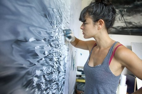 Seniman New York Melukis Dengan Tangan Telanjang