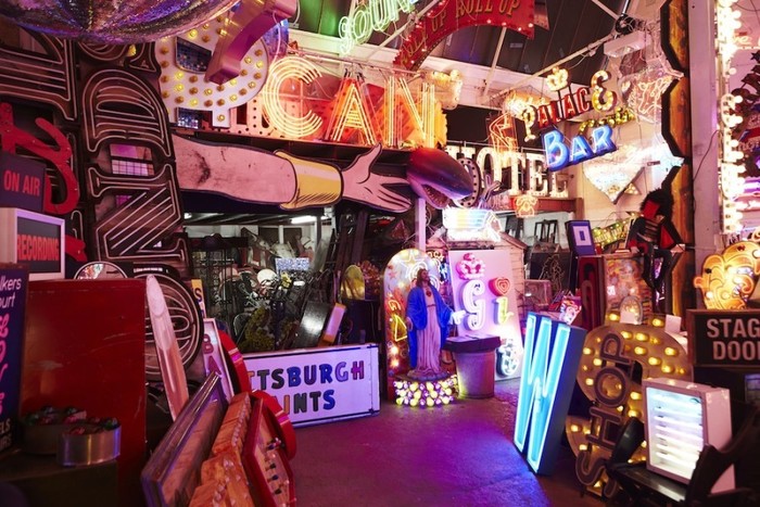 Seniman Ini Kecanduan Neon Selama 40 Tahun