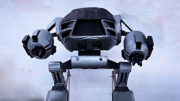 Ingat robot ini? Ya, ini adalah robot musuh yang harus dihadapi Robocop pada filmnya. Pada versi barunya, robot ini tampil lebih besar dan tinggi. (kredit foto: mightymega)
