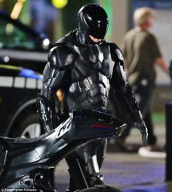 Keren Mana, Robocop Jadul atau Modern?